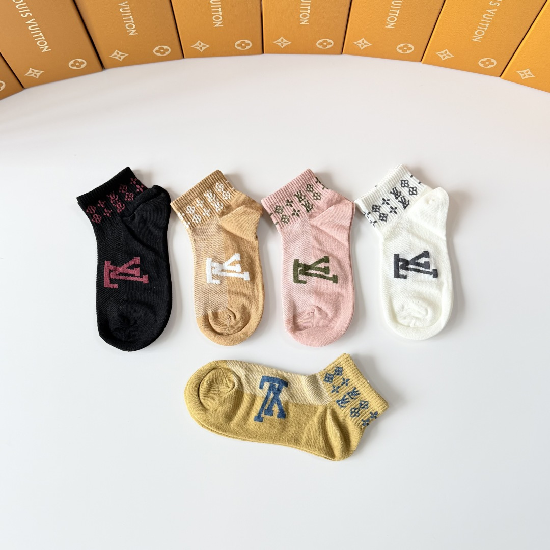 💛配包装LV（路易威登）新款中短款堆堆袜袜子！一盒五双， 专柜同步筒款袜子，💛大牌出街，潮人必备。超好搭