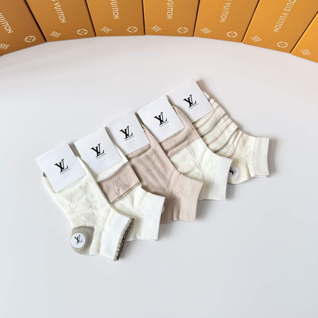 💛配包装LV（路易威登）新款中短款堆堆袜袜子！一盒五双， 专柜同步筒款袜子，💛大牌出街，潮人必备。超好搭