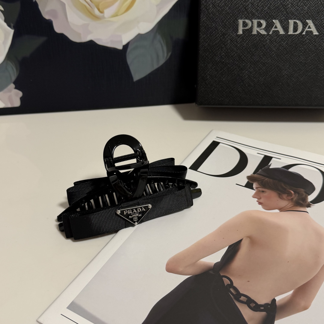 NO:813773,Special (single) with counter packaging Prada's latest vintage vintage clip. Elegant girl is worth buying. Very easy to match. Temperament and taste. Hairpins, hairpins, prada, prada, hairpins19860909特（单个）配专柜包装 Prada（普拉达）最新中古vintage抓夹 优雅的girl值得入手 非常好搭配 气质有品位发夹,发夹,prada,prada,hairpins,accessory