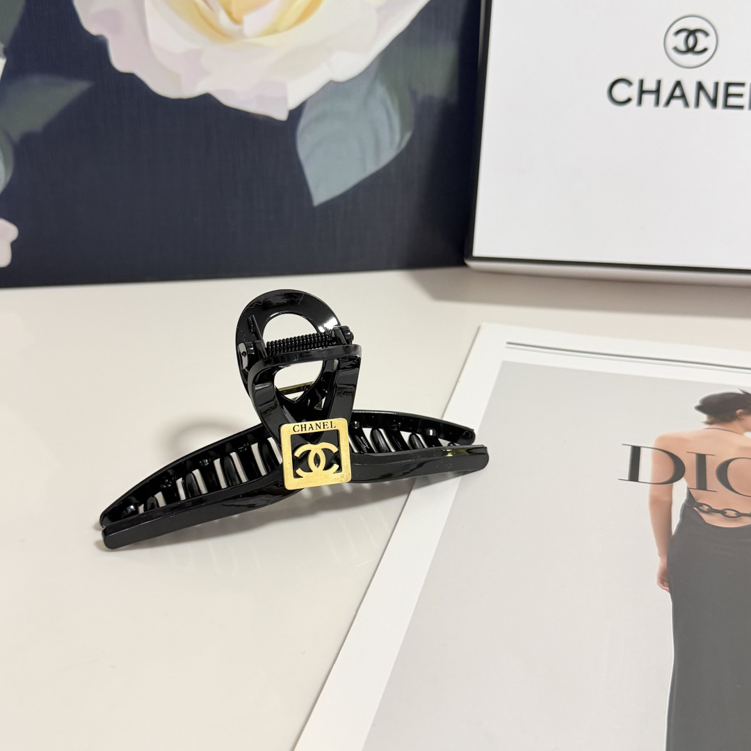 NO:813775,Special (single) with counter packaging Chanel (Chanel) latest vintage vintage clip. Elegant girl is worth buying. Very easy to match. Temperament and tasteful hairpins, hairpins, chanel, chanel, hairpins.19860909特（单个）配专柜包装 Chanel（香奈儿）最新中古vintage复古抓夹 优雅的girl值得入手 非常好搭配 气质有品位发夹,发夹,chanel,chanel,hairpins,accessory