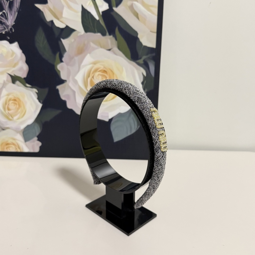 NO:813778,Specially equipped with counter packaging, MiuMiu's latest hairbands. Little fairies can get it now. Special material. No hair. Can be salty or sweet ~ hairpins, hairpins, miumiu, hairpins19860909特 配专柜包装 MiuMiu（缪缪）最新发箍 小仙女快入手 特殊材质 不嘞头 可盐可甜～发夹,发夹,miumiu,hairpins,accessory