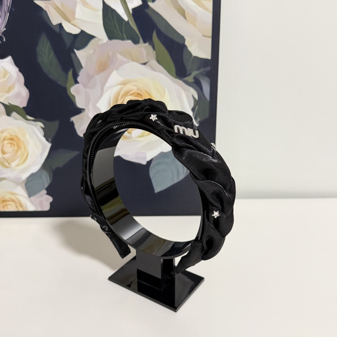 NO:813735,Specially equipped with counter packaging, MiuMiu's latest hairbands. Little fairies can get it now. Special material. No hair. Can be salty or sweet ~ hairpins, hairpins, miumiu, hairpins19860909特 配专柜包装 MiuMiu（缪缪）最新发箍 小仙女快入手 特殊材质 不嘞头 可盐可甜～发夹,发夹,miumiu,hairpins,accessory