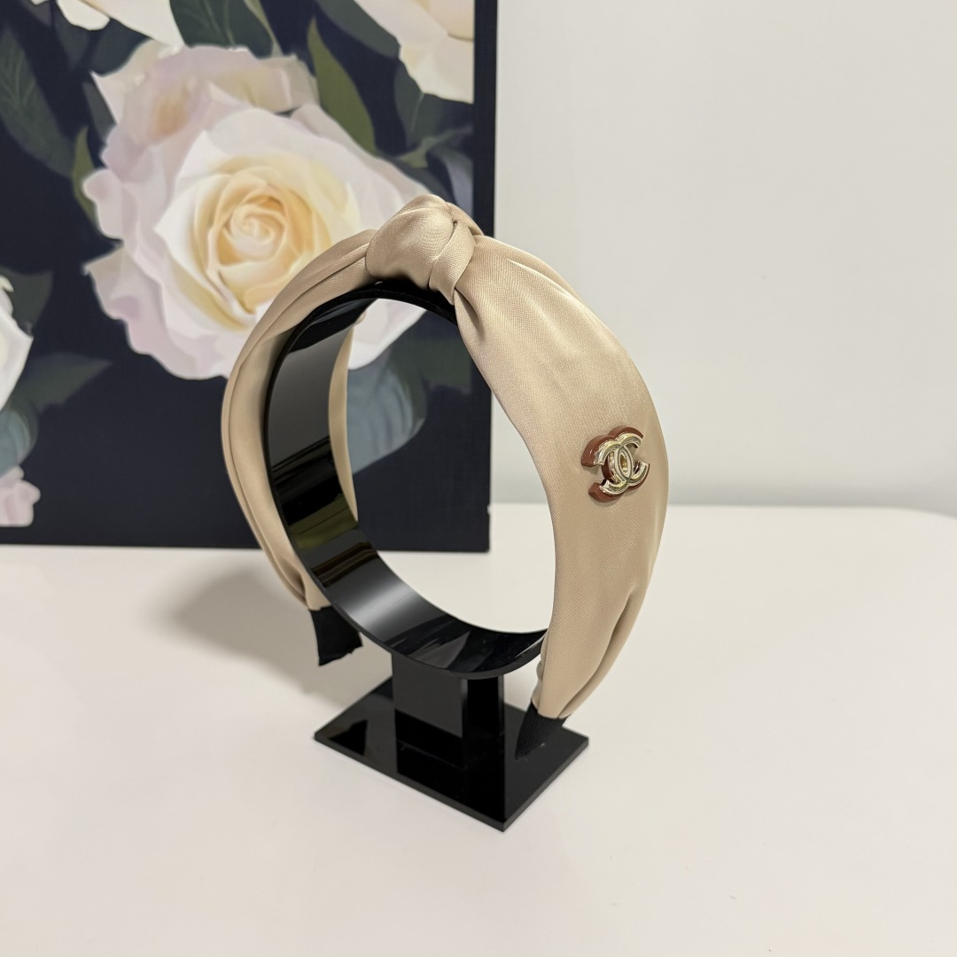 NO:813738,Specially equipped with counter packaging, Chanel's latest hairbands. Little fairies can get it now. Special materials. No hair. Can be salty or sweet ~ hairpins, hairpins, chanel, chanel, hairpins19860909特 配专柜包装 Chanel（香奈儿）最新发箍 小仙女快入手 特殊材质 不嘞头 可盐可甜～发夹,发夹,chanel,chanel,hairpins,accessory