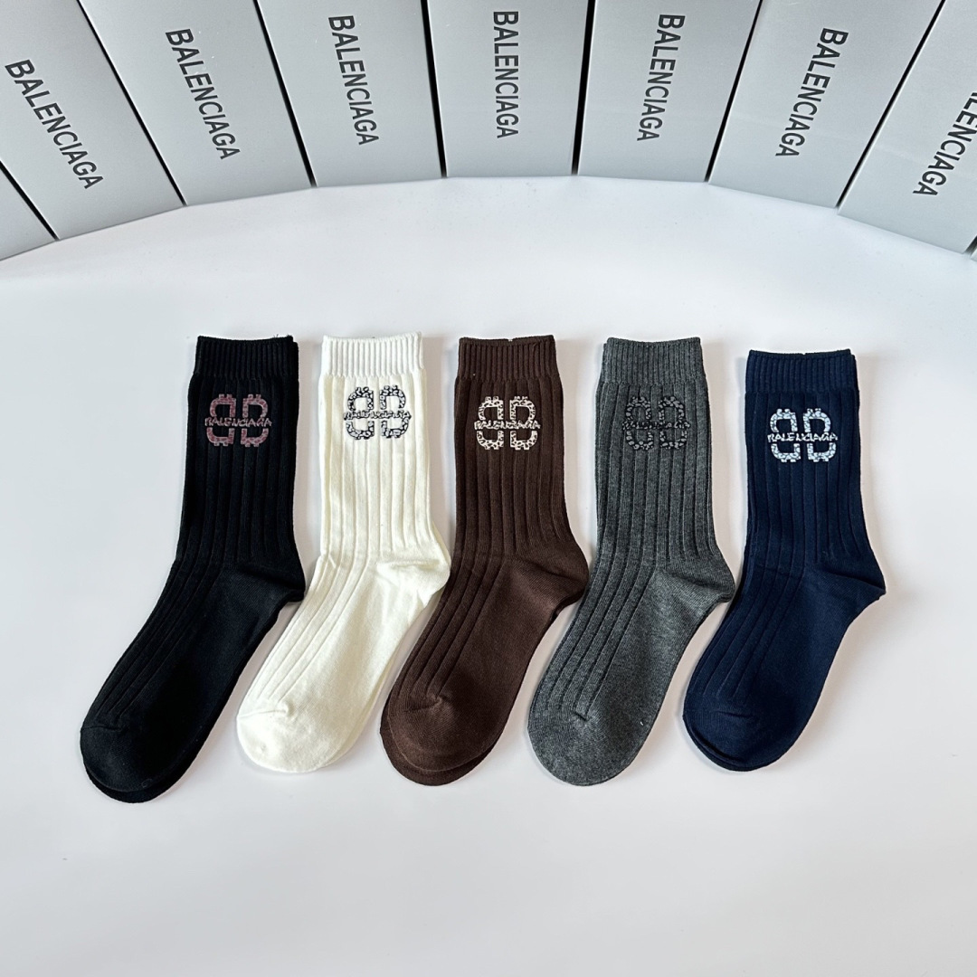 NO:812769,Specially packaged Balenciaga's new hot-stamped classic mid-length socks!  Five pairs in a box, counter-synchronized tube socks, big brands out on the street, a must-have for fashionistas, super easy to match. Socks, stockings, socks, balenciaga, balenciaga, socks19860909特配包装 Balenciaga（巴黎世家）新款烫印经典中长筒袜堆堆袜袜子！一盒五双, 专柜同步筒袜袜子,大牌出街,潮人必备超好搭.袜子,丝袜,袜子,balenciaga,balenciaga,socks,accessory