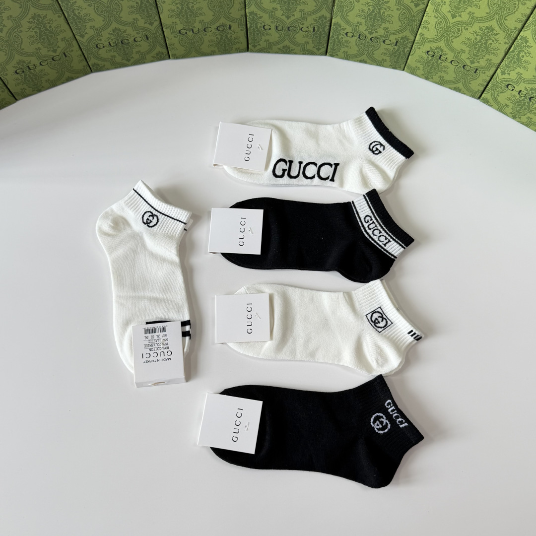 💛配包装Gucci（古驰）新款经典中短款堆堆袜袜子！一盒五双， 专柜同步筒袜袜子，💛大牌出街，潮人必备。