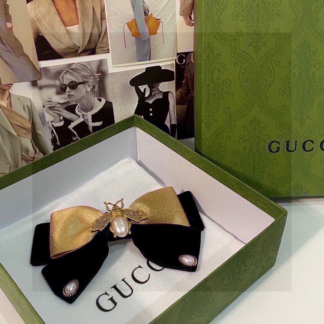 NO:813741,Special packaging GUCCI (Gucci) new bee hairpin can be salty or sweet. It looks great to wear~ Can be matched with different hairstyles, hairpins, gucci, gucci, hairpins19860909特 配包装 GUCCI（古驰）新款蜜蜂发夹 可盐可甜 戴起来超好看～ 可搭配不同发型发夹,发夹,gucci,gucci,hairpins,accessory