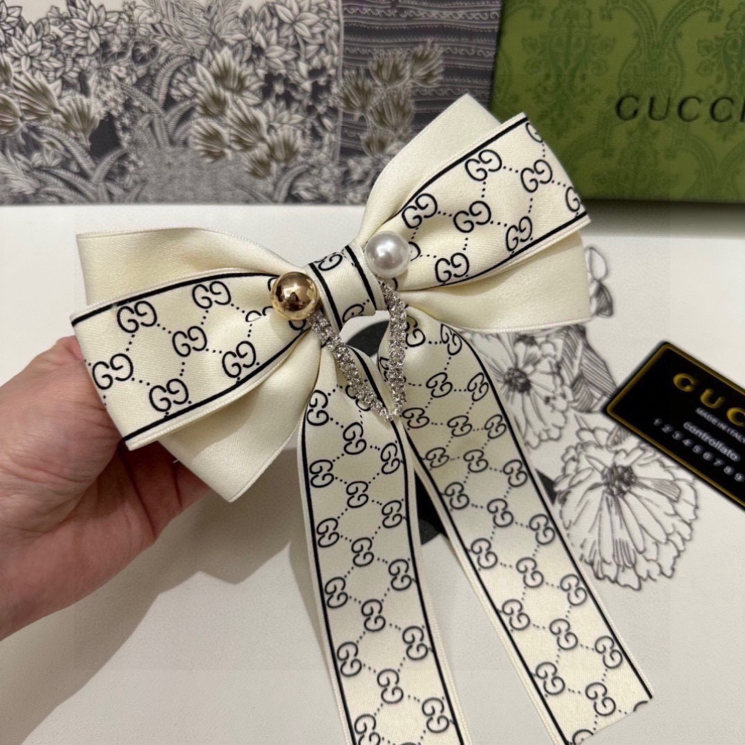 NO:813744,Special packaging GUCCI (Gucci) new hairpins can be salty or sweet and look great to wear~ Can be matched with different hair styles, hairpins, gucci, gucci, hairpins19860909特 配包装 GUCCI（古驰）新款发夹 可盐可甜 戴起来超好看～ 可搭配不同发型发夹,发夹,gucci,gucci,hairpins,accessory