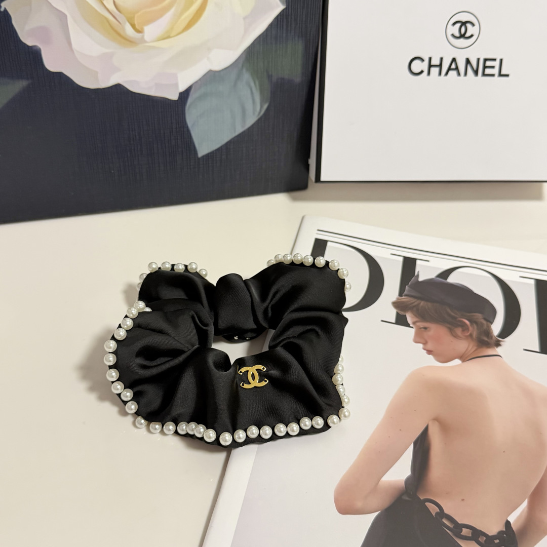 NO:813747,Special (single) with complete packaging Chanel (Chanel) popular small fragrance hair tie, shipped from the counter. It looks very high-end at first glance. It is super versatile. You must keep your own hairpins, hairpins, chanel, chanel, hairpins.19860909特（单个）配全套包装 Chanel（香奈儿）爆款小香风发圈,专柜款出货 一看就特别高档 超级百搭 必须自留发夹,发夹,chanel,chanel,hairpins,accessory