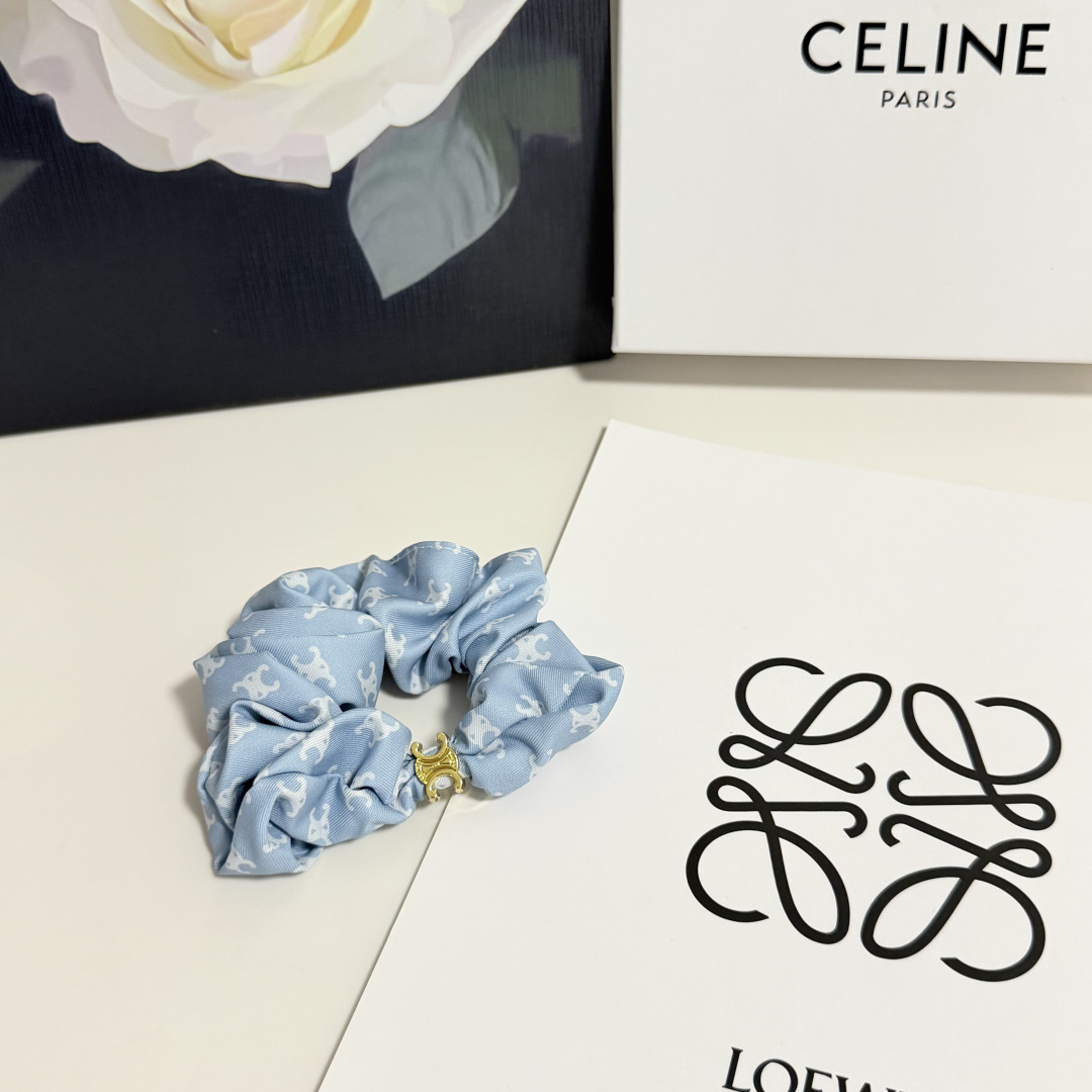 NO:813759,Special (single) with full set of packaging CELINE (Celine) popular royal style silk hair band, shipped from the counter. It looks very high-end at first glance. It is super versatile. You must keep your own hairpins, hairpins, celine, celine, real silk, hairpins19860909特（单个）配全套包装 CELINE（赛琳）爆款宫廷风真丝发圈,专柜款出货 一看就特别高档 超级百搭 必须自留发夹,发夹,celine,celine,real silk,hairpins,accessory