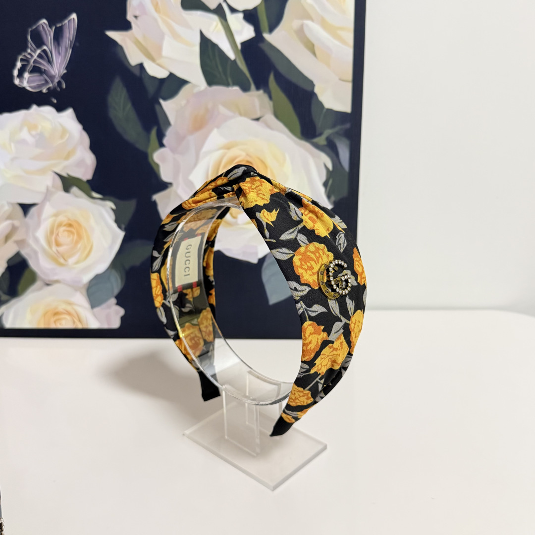 NO:813745,Specially equipped with counter packaging. GUCCI's latest hairbands. Little fairies can get it now. Special materials. No hair. Can be salty or sweet ~ hairpins, hairpins, gucci, gucci, hairpins19860909特 配专柜包装 GUCCI（古驰）最新发箍 小仙女快入手 特殊材质 不嘞头 可盐可甜～发夹,发夹,gucci,gucci,hairpins,accessory