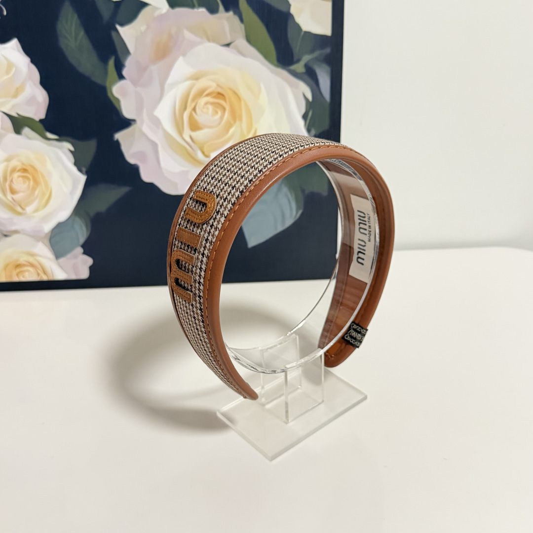 NO:813748,Special (single) with counter packaging MiuMiu's latest hairbands. Elegant girls are worth buying. Very easy to match. Temperament and taste. Hairpins, hairpins, miumiu, hairpins19860909特（单个）配专柜包装 MiuMiu（缪缪）最新发箍 优雅的girl值得入手 非常好搭配 气质有品位发夹,发夹,miumiu,hairpins,accessory