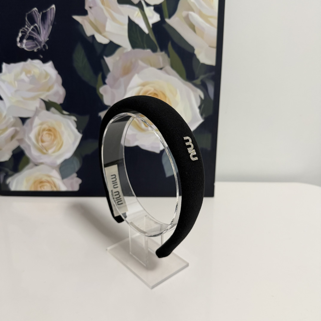 NO:813752,Specially equipped with counter packaging, MiuMiu's latest hairbands. Little fairies can get it now. Special material. No hair. Can be salty or sweet ~ hairpins, hairpins, miumiu, hairpins19860909特 配专柜包装 MiuMiu（缪缪）最新发箍 小仙女快入手 特殊材质 不嘞头 可盐可甜～发夹,发夹,miumiu,hairpins,accessory