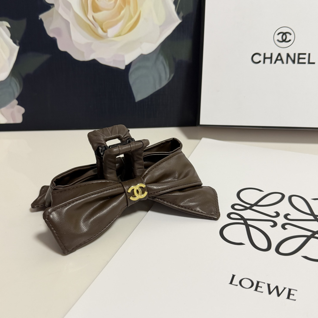 NO:813780,Special (single) with counter packaging Chanel (Chanel) latest vintage vintage clip. Elegant girl is worth buying. Very easy to match. Temperament and taste. Hairpins, hairpins, chanel, chanel, hairpins19860909特（单个）配专柜包装 Chanel（香奈儿）最新中古vintage抓夹 优雅的girl值得入手 非常好搭配 气质有品位发夹,发夹,chanel,chanel,hairpins,accessory