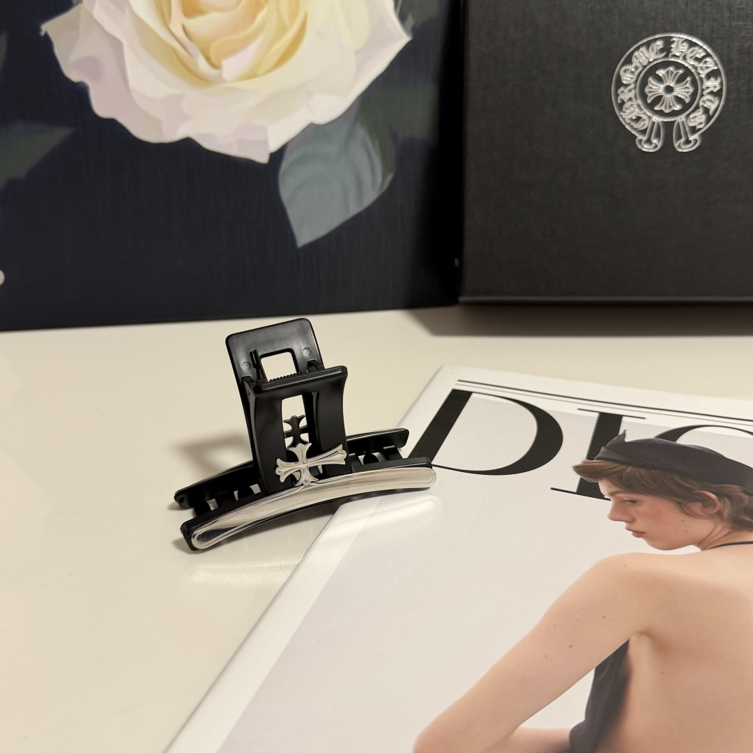 NO:813782,Special (single) with counter packaging ChromeHearts (Chrome Hearts) latest vintage vintage clip. Elegant girl is worth buying. Very easy to match. Temperament and tasteful hairpins, hair clips, chrome hearts, chrome hearts, hairpins19860909特（单个）配专柜包装 ChromeHearts（克罗心）最新中古vintage抓夹 优雅的girl值得入手 非常好搭配 气质有品位发夹,发夹,chrome hearts,chrome hearts,hairpins,accessory