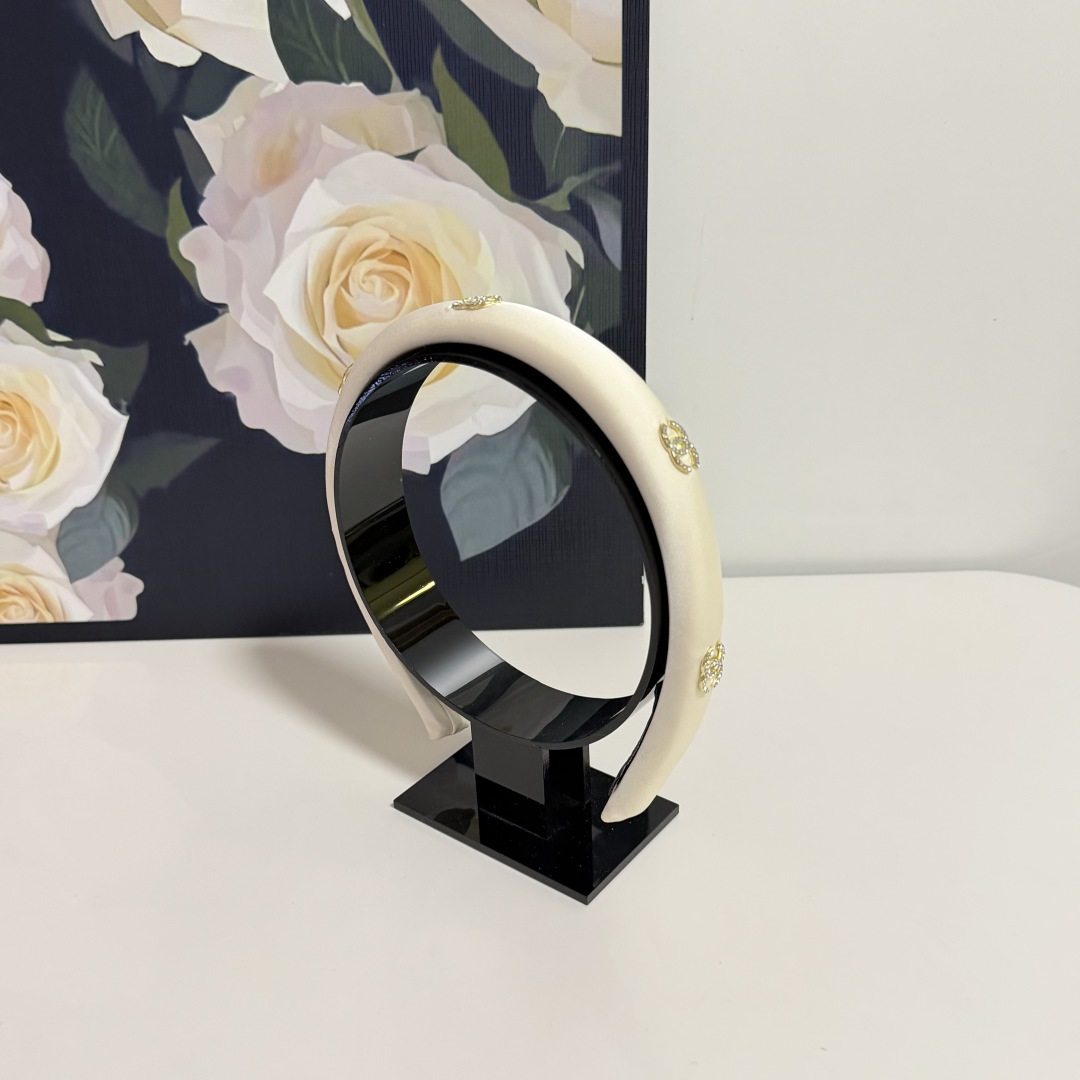 NO:813765,Specially equipped with counter packaging, Chanel's latest hairbands. Little fairies can get it now. Special materials. No hair. Can be salty or sweet ~ hairpins, hairpins, chanel, chanel, hairpins19860909特 配专柜包装 Chanel（香奈儿）最新发箍 小仙女快入手 特殊材质 不嘞头 可盐可甜～发夹,发夹,chanel,chanel,hairpins,accessory
