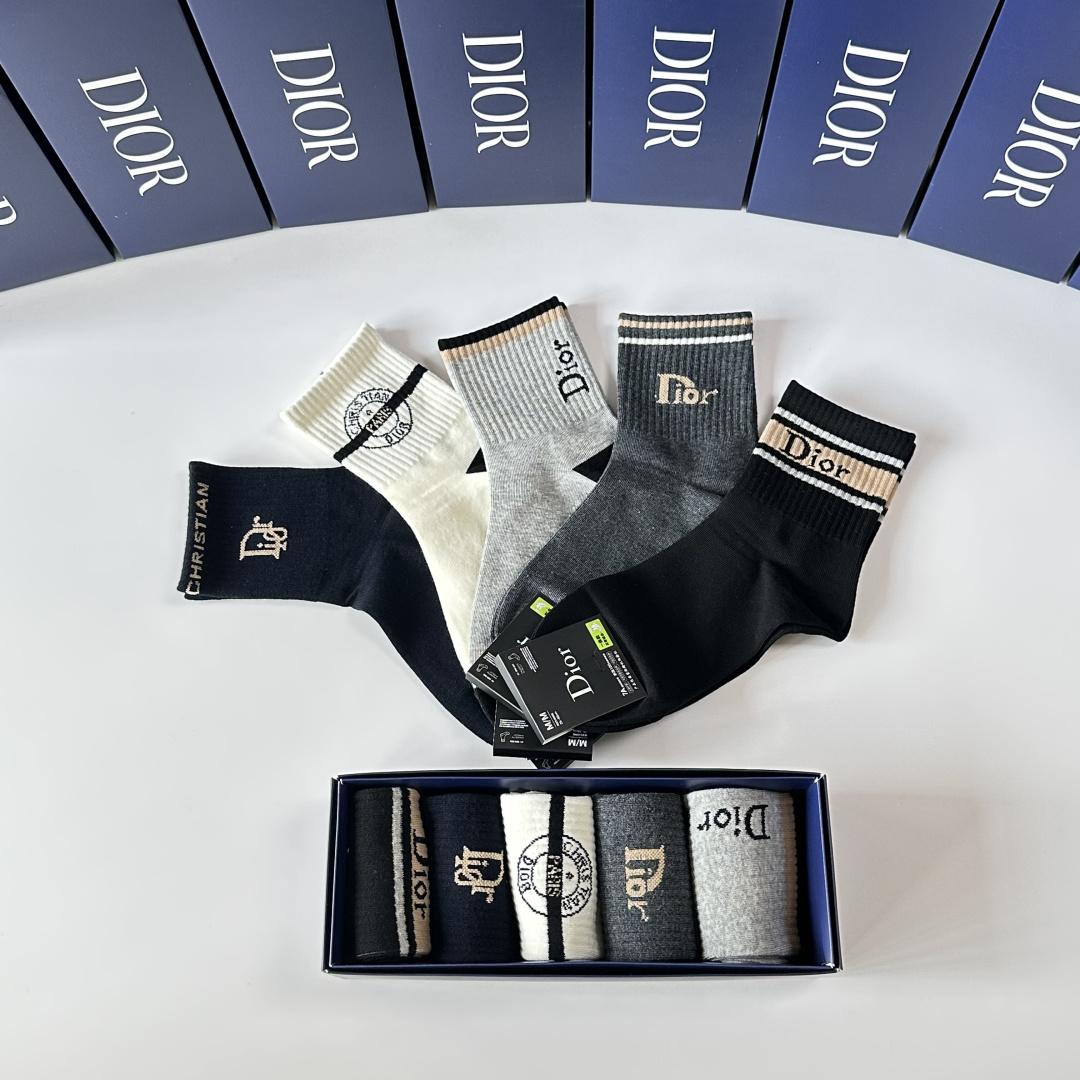 💛配包装DIOR（迪奥）新款经典中长筒袜堆堆袜袜子！一盒五双， 专柜同步筒袜袜子，💛大牌出街，潮人必备。