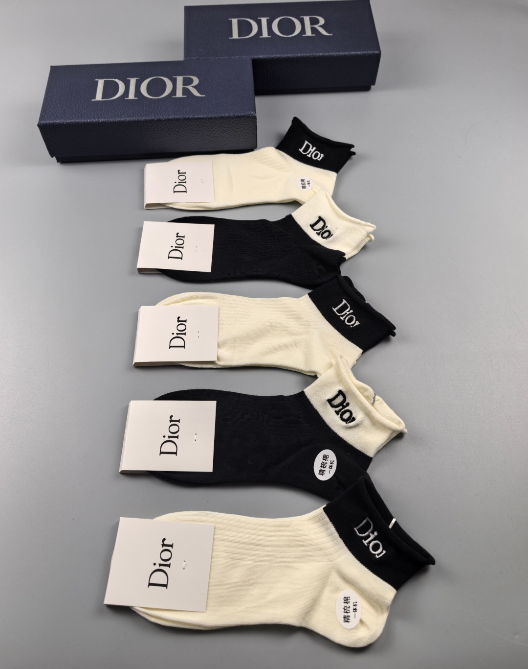 💛配包装DIOR（迪奥）新款经典刺绣中短款堆堆袜袜子！一盒五双， 专柜同步筒袜袜子，💛大牌出街，潮人必备