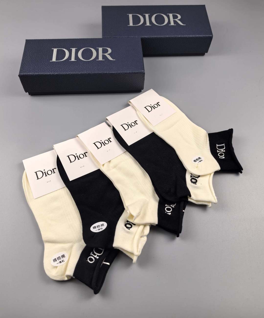 💛配包装DIOR（迪奥）新款经典刺绣中短款堆堆袜袜子！一盒五双， 专柜同步筒袜袜子，💛大牌出街，潮人必备