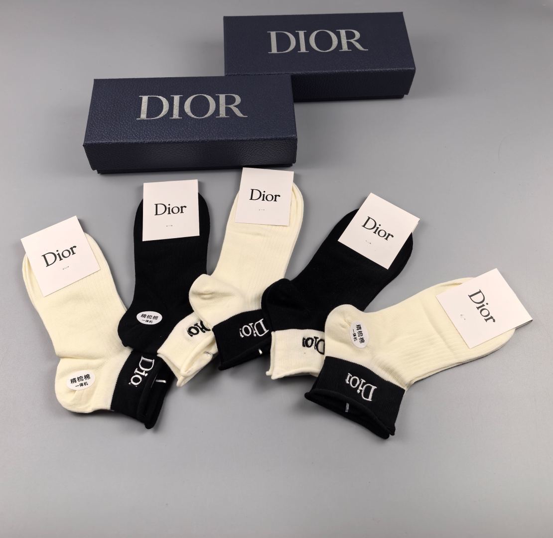 💛配包装DIOR（迪奥）新款经典刺绣中短款堆堆袜袜子！一盒五双， 专柜同步筒袜袜子，💛大牌出街，潮人必备