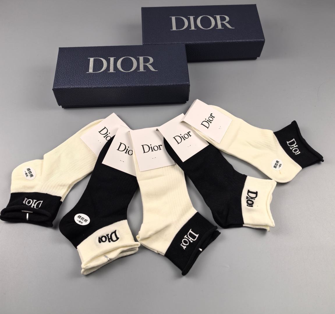 💛配包装DIOR（迪奥）新款经典刺绣中短款堆堆袜袜子！一盒五双， 专柜同步筒袜袜子，💛大牌出街，潮人必备