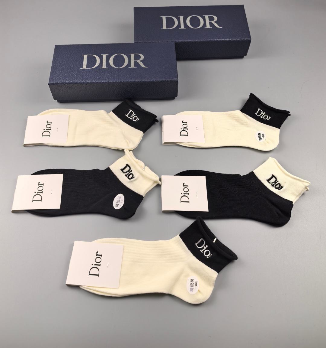 💛配包装DIOR（迪奥）新款经典刺绣中短款堆堆袜袜子！一盒五双， 专柜同步筒袜袜子，💛大牌出街，潮人必备