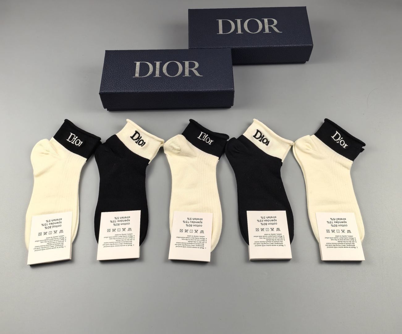 💛配包装DIOR（迪奥）新款经典刺绣中短款堆堆袜袜子！一盒五双， 专柜同步筒袜袜子，💛大牌出街，潮人必备