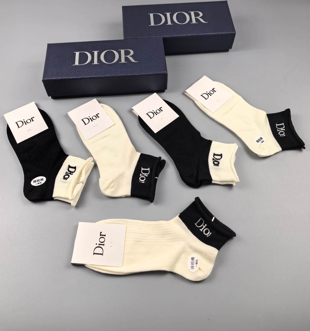 💛配包装DIOR（迪奥）新款经典刺绣中短款堆堆袜袜子！一盒五双， 专柜同步筒袜袜子，💛大牌出街，潮人必备