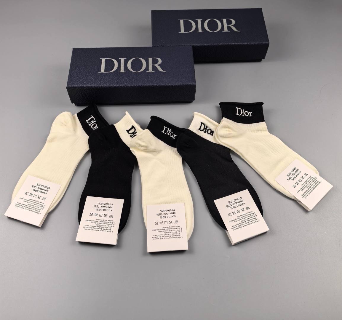 💛配包装DIOR（迪奥）新款经典刺绣中短款堆堆袜袜子！一盒五双， 专柜同步筒袜袜子，💛大牌出街，潮人必备