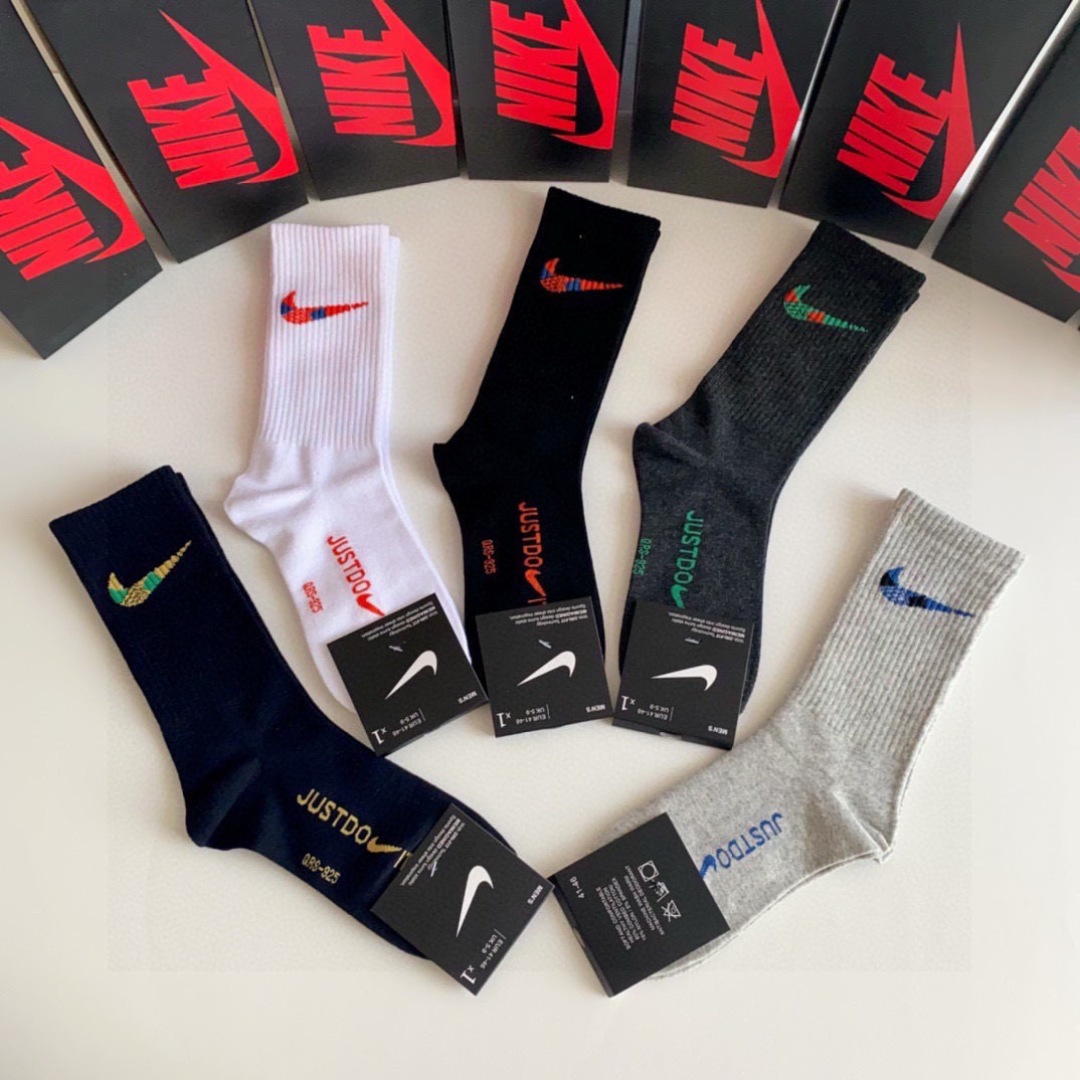💛配专柜包装NIKE（耐克）新款中长款堆堆袜袜子！一盒五双，专柜同步筒袜袜子，💛大牌出街，潮人必备。超好
