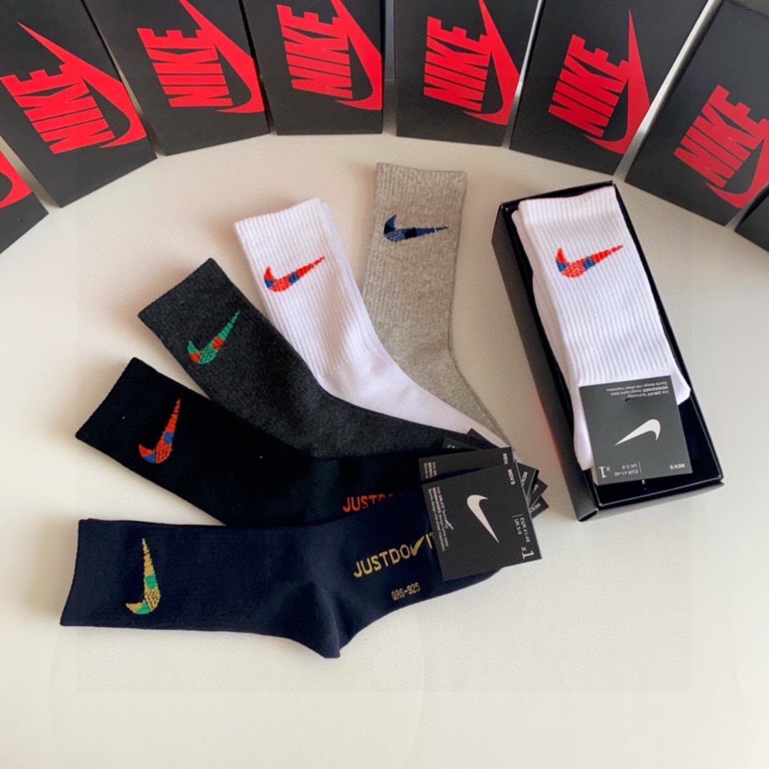 💛配专柜包装NIKE（耐克）新款中长款堆堆袜袜子！一盒五双，专柜同步筒袜袜子，💛大牌出街，潮人必备。超好