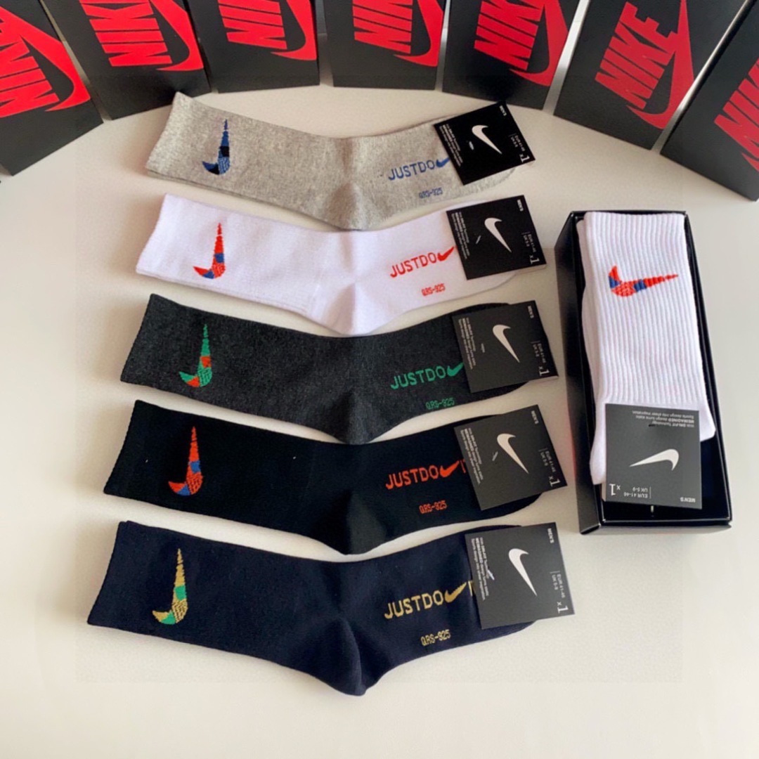 💛配专柜包装NIKE（耐克）新款中长款堆堆袜袜子！一盒五双，专柜同步筒袜袜子，💛大牌出街，潮人必备。超好