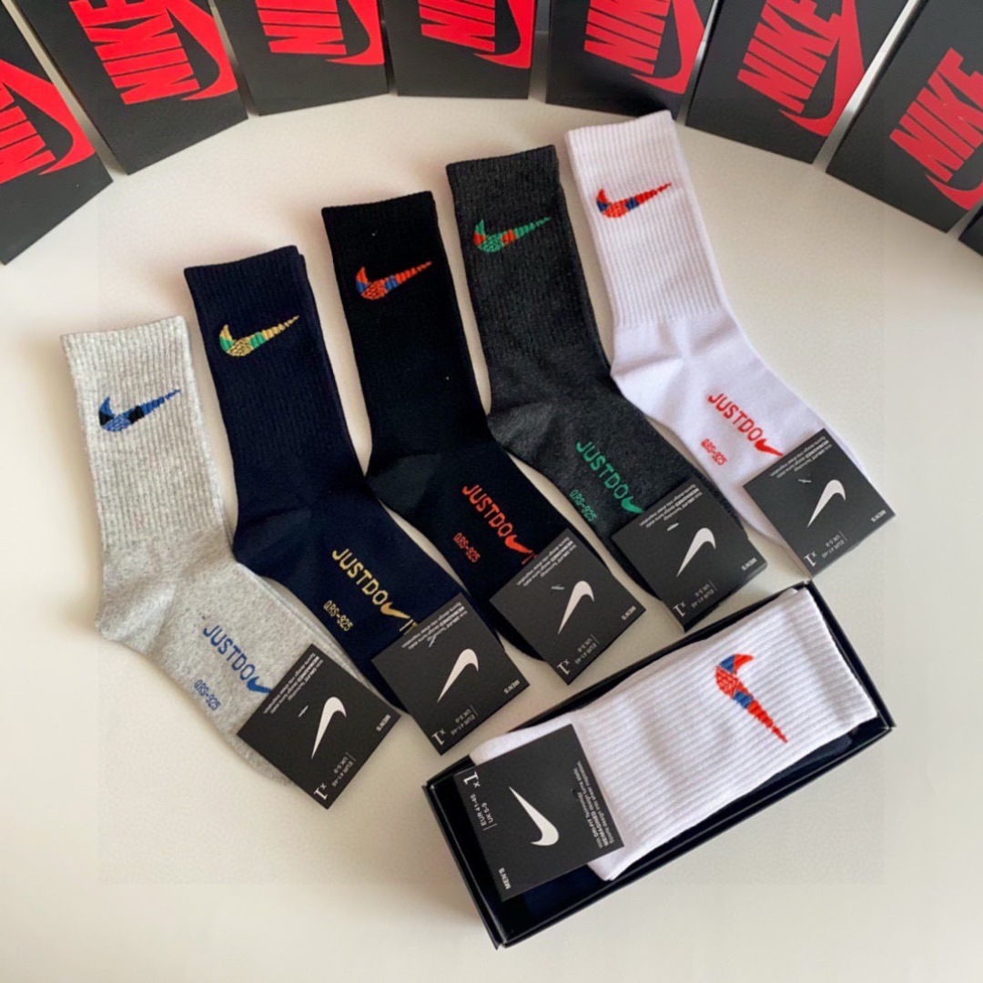 💛配专柜包装NIKE（耐克）新款中长款堆堆袜袜子！一盒五双，专柜同步筒袜袜子，💛大牌出街，潮人必备。超好