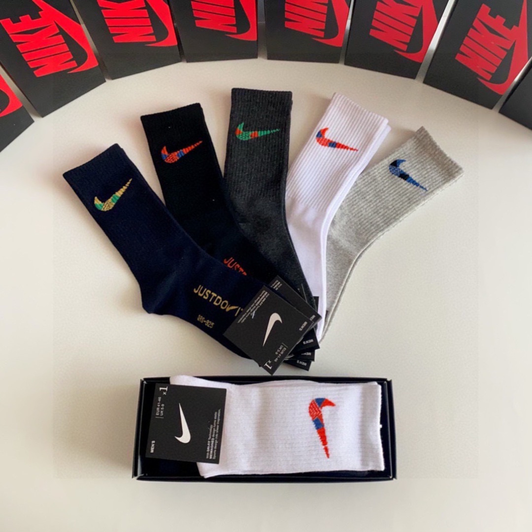 💛配专柜包装NIKE（耐克）新款中长款堆堆袜袜子！一盒五双，专柜同步筒袜袜子，💛大牌出街，潮人必备。超好