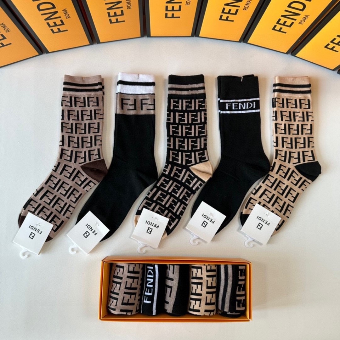 💛配包装FENDI（芬迪）新款经典中长款堆堆袜袜子！一盒五双， 专柜同步筒款袜子，💛大牌出街，潮人必备。