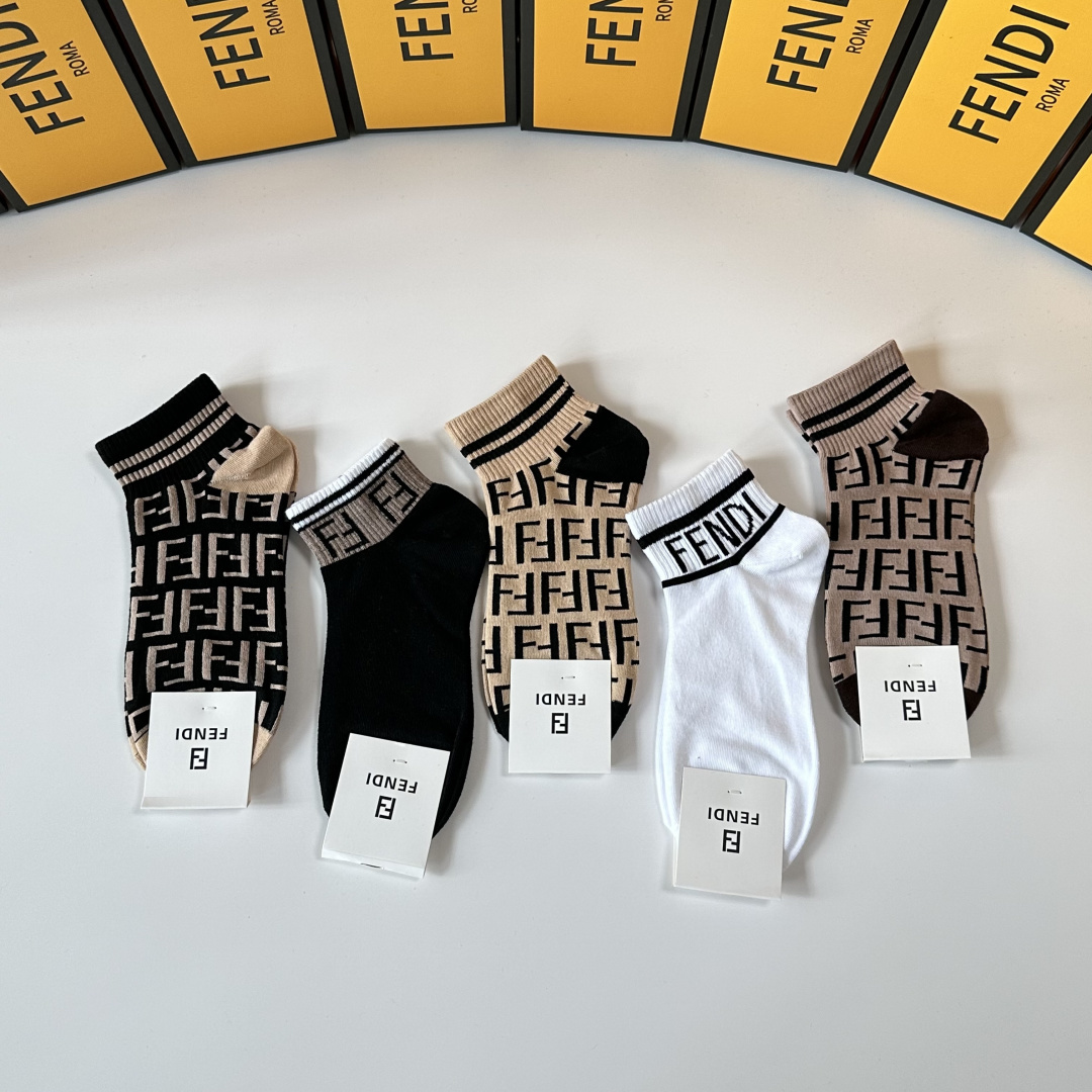 💛配包装Fendi（芬迪）新款中短筒款堆堆袜袜子！一盒五双， 专柜同步筒款袜子，💛大牌出街，潮人必备。超