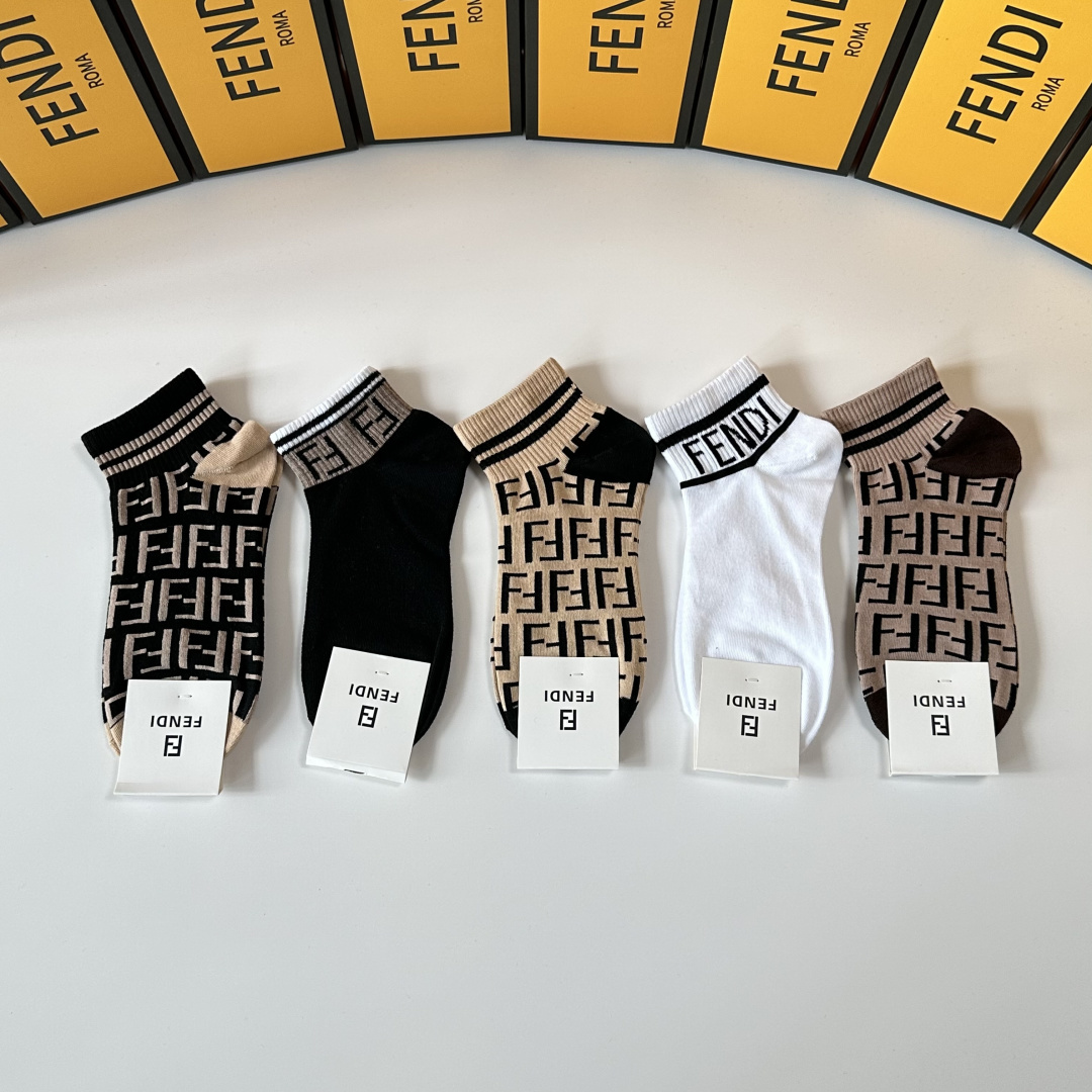 💛配包装Fendi（芬迪）新款中短筒款堆堆袜袜子！一盒五双， 专柜同步筒款袜子，💛大牌出街，潮人必备。超
