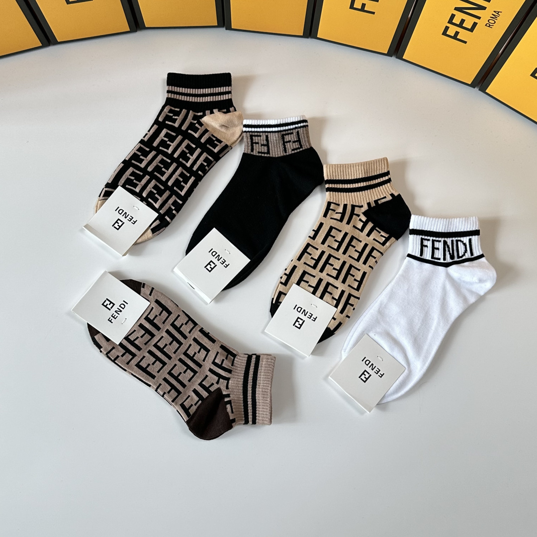 💛配包装Fendi（芬迪）新款中短筒款堆堆袜袜子！一盒五双， 专柜同步筒款袜子，💛大牌出街，潮人必备。超