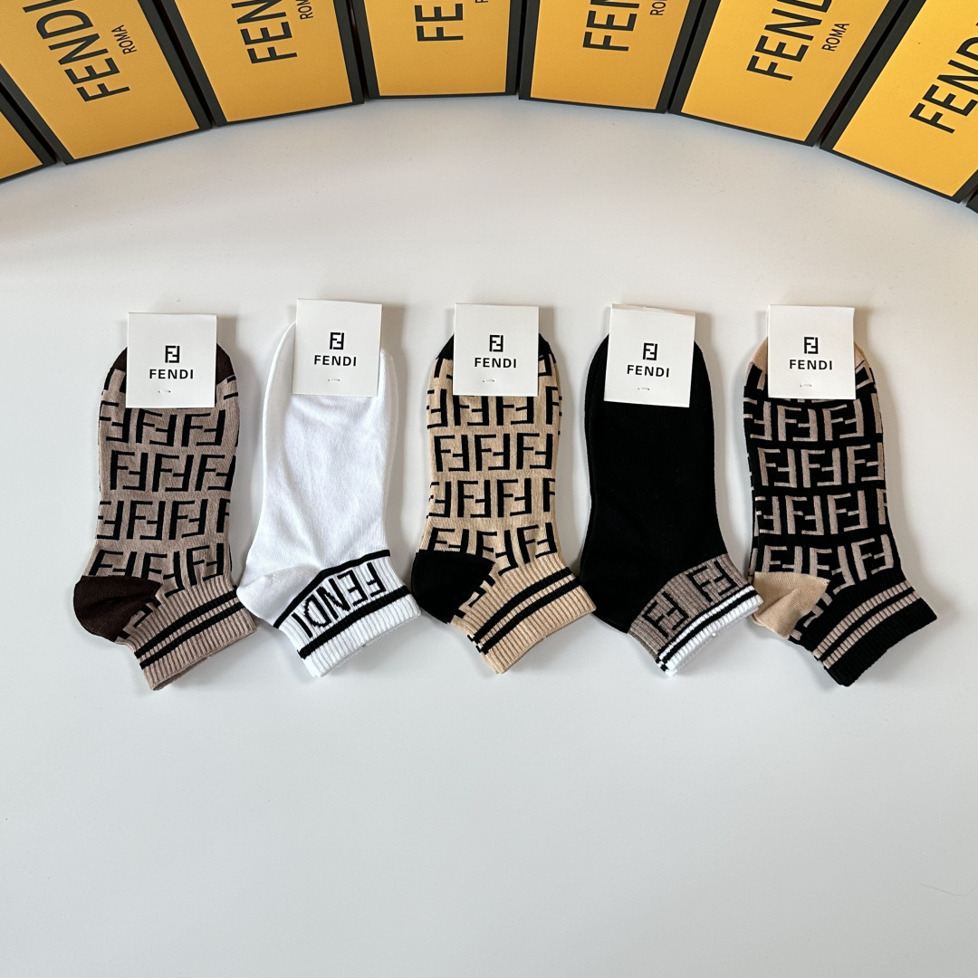 💛配包装Fendi（芬迪）新款中短筒款堆堆袜袜子！一盒五双， 专柜同步筒款袜子，💛大牌出街，潮人必备。超