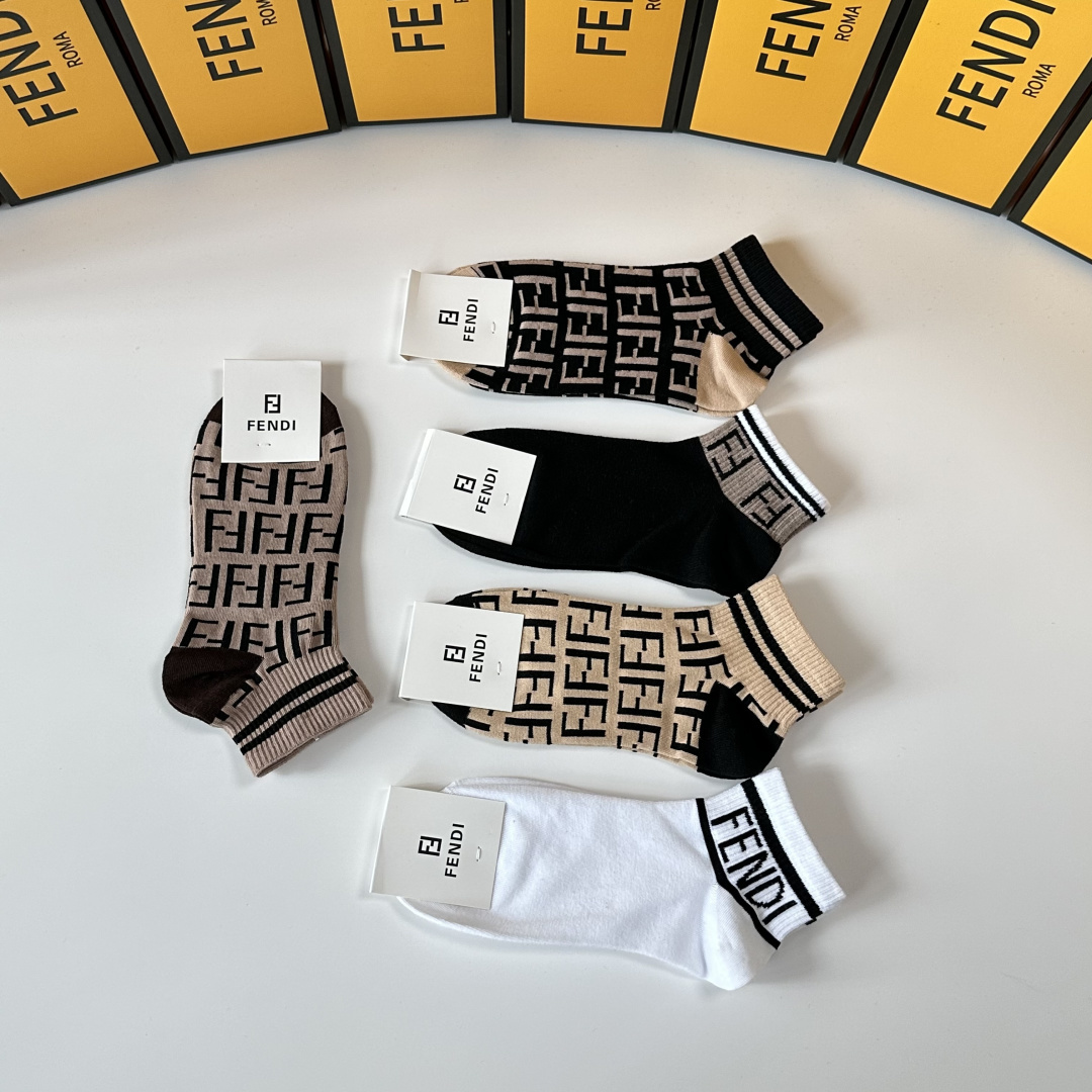 💛配包装Fendi（芬迪）新款中短筒款堆堆袜袜子！一盒五双， 专柜同步筒款袜子，💛大牌出街，潮人必备。超