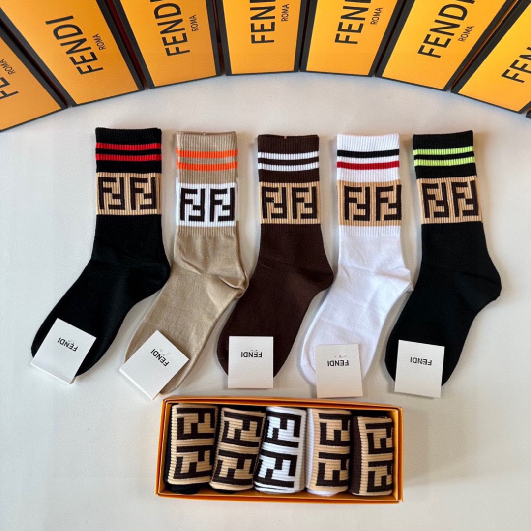 💛配专柜包装FENDI（芬迪）新款中长筒堆堆袜袜子！一盒五双，专柜同步筒袜袜子，💛大牌出街，潮人必备。超