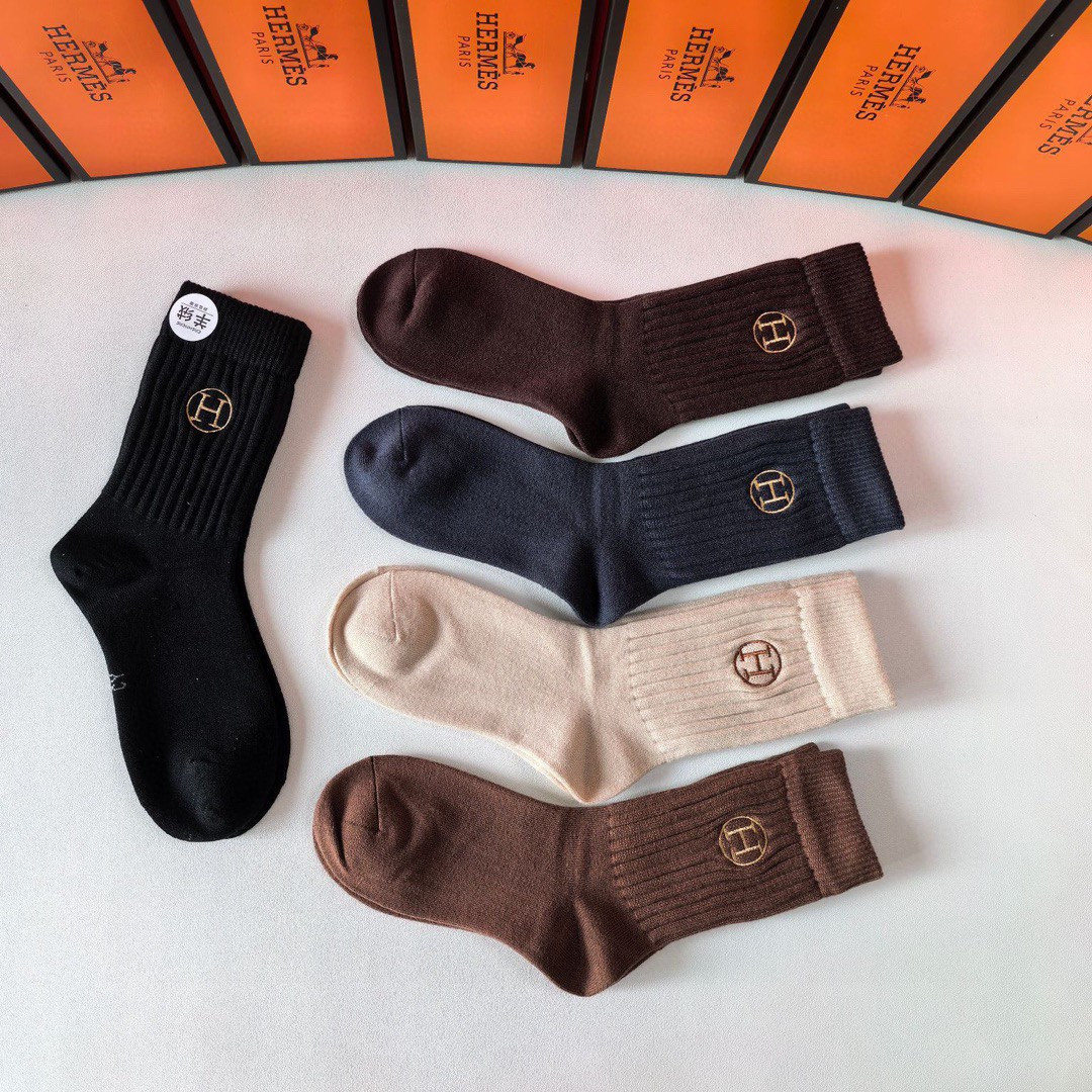 💛配专柜包装HERMES(爱马仕)新款羊绒中长款堆堆袜袜子！一盒五双，专柜同步筒袜袜子，💛大牌出街，潮人