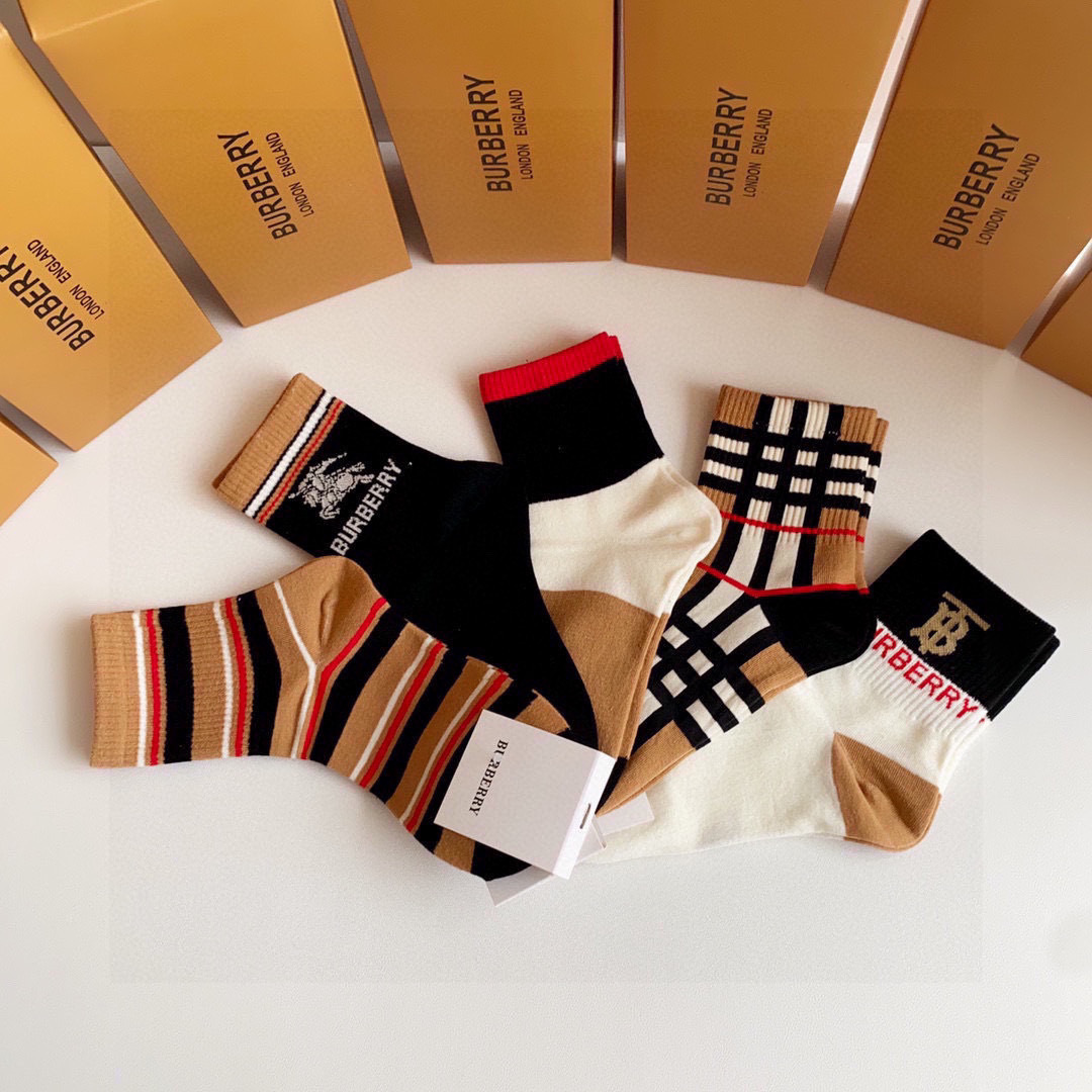 💛配专柜包装Burberry （巴宝莉）新款中长款堆堆袜袜子！一盒五双，专柜同步筒袜袜子，💛大牌出街，潮
