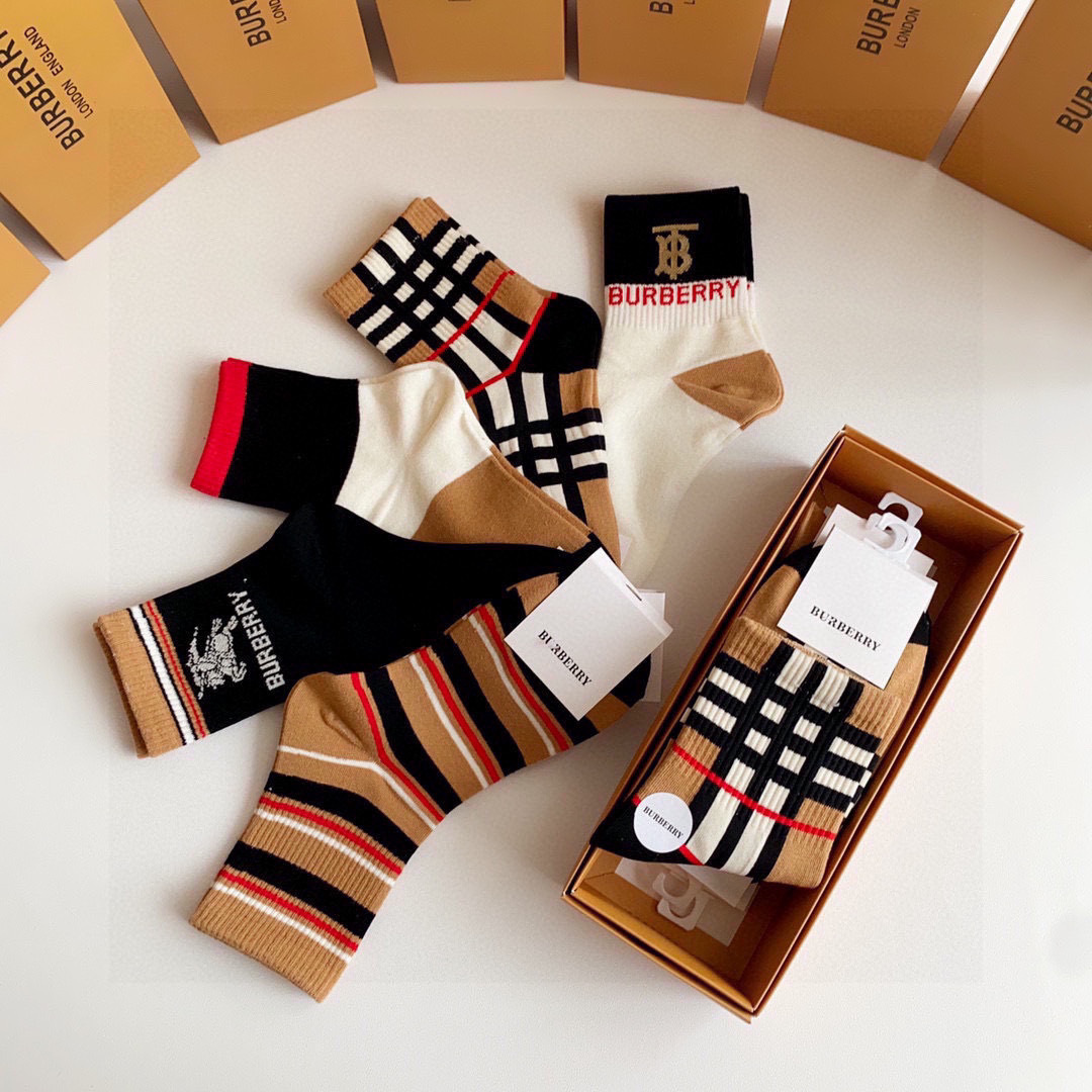 💛配专柜包装Burberry （巴宝莉）新款中长款堆堆袜袜子！一盒五双，专柜同步筒袜袜子，💛大牌出街，潮