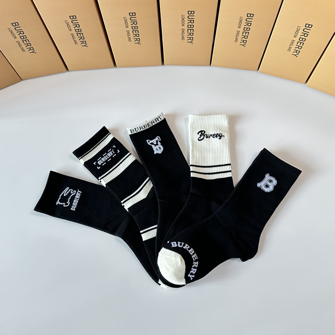 💛配包装Burberry （巴宝莉）新款中长款堆堆袜袜子！一盒五双， 专柜同步筒款袜子，💛大牌出街，潮人
