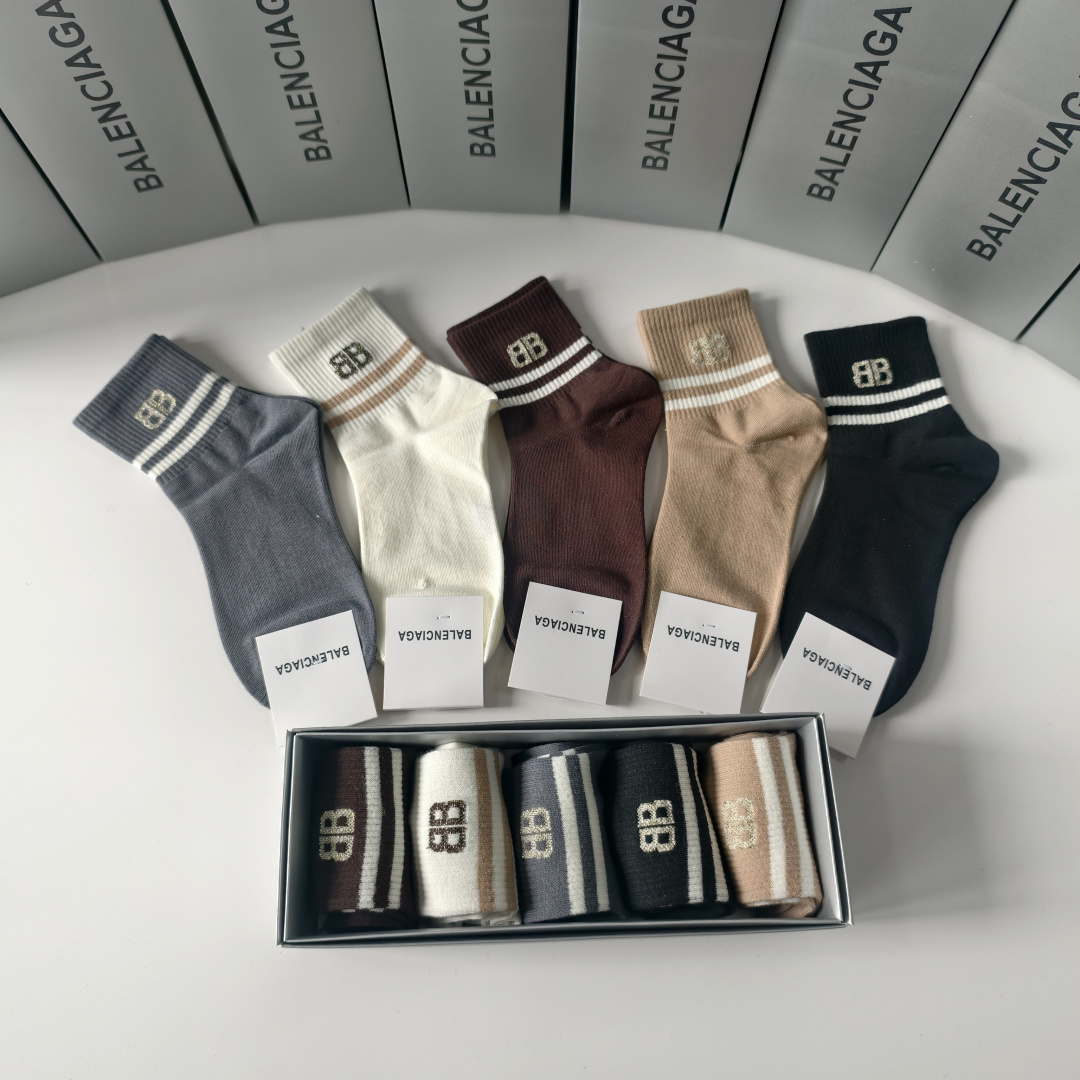 💛配专柜包装Balenciaga（巴黎世家）新款中长款堆堆袜袜子！一盒五双，专柜同步筒袜袜子，💛大牌出街