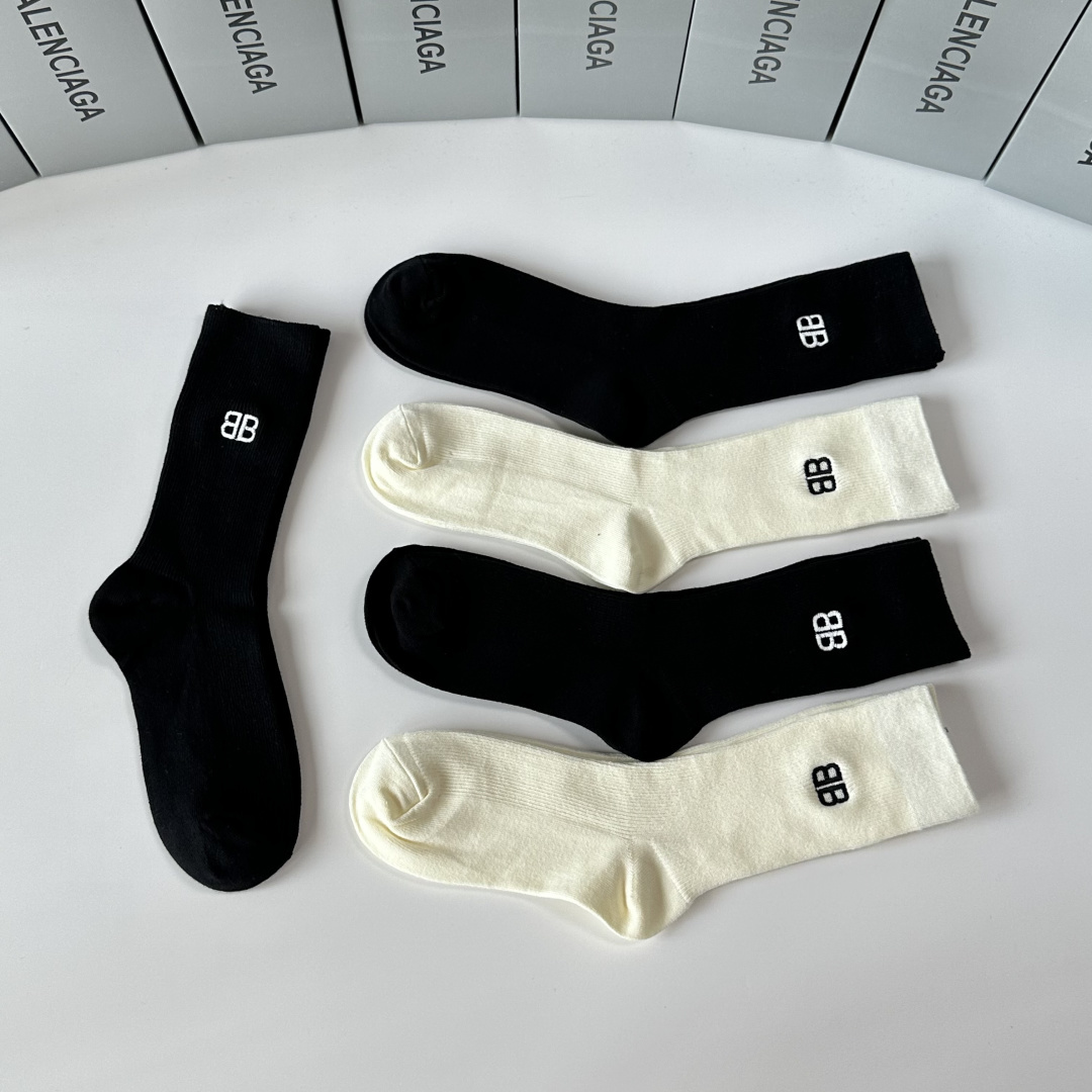 💛配包装Balenciaga （巴黎世家）新款羊绒中长款堆堆袜袜子！一盒五双， 专柜同步筒款袜子，💛大牌