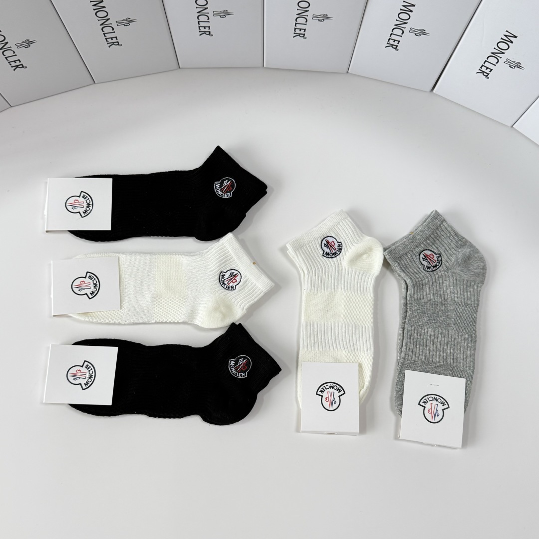 💛配包装MONCLER（蒙口）新款经典刺绣中短款堆堆袜袜子！一盒五双， 专柜同步筒袜袜子，💛大牌出街，潮