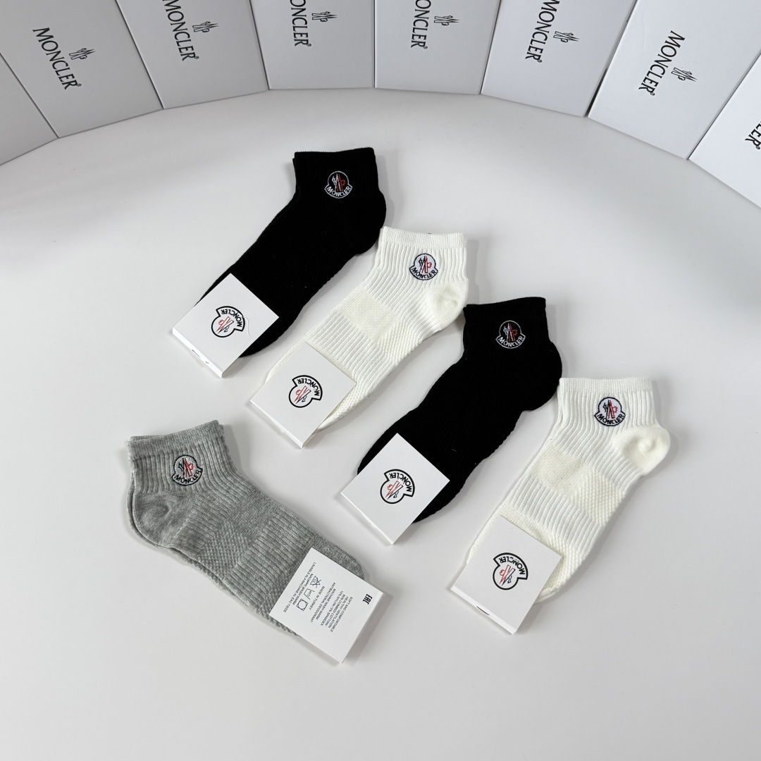 💛配包装MONCLER（蒙口）新款经典刺绣中短款堆堆袜袜子！一盒五双， 专柜同步筒袜袜子，💛大牌出街，潮