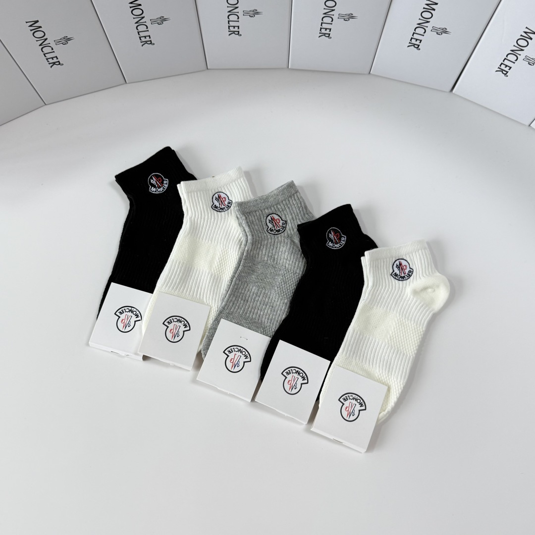 💛配包装MONCLER（蒙口）新款经典刺绣中短款堆堆袜袜子！一盒五双， 专柜同步筒袜袜子，💛大牌出街，潮