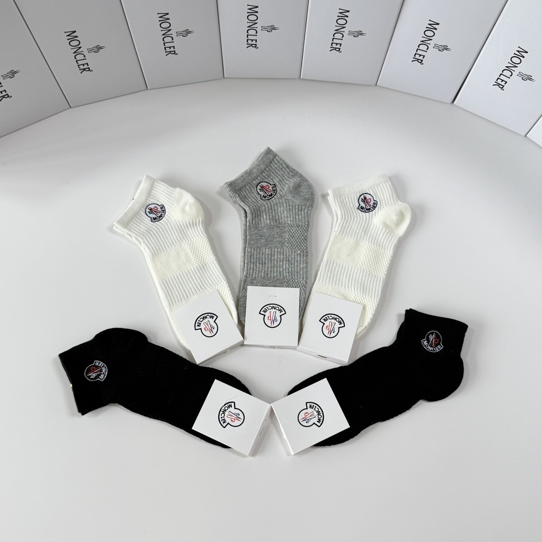 💛配包装MONCLER（蒙口）新款经典刺绣中短款堆堆袜袜子！一盒五双， 专柜同步筒袜袜子，💛大牌出街，潮